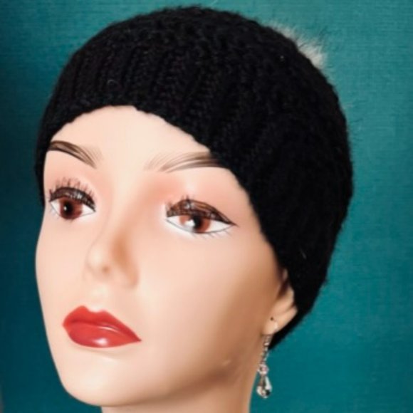 Black beanie with fauxfur pompom - Picture 2 of 3